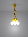 Lampa wisząca Diego 5-punktowa w kolorze żółtym, z pięcioma oprawami na żarówki, zawieszona na kolorowych przewodach. Kąt ujęcia z góry, na jednolitym tle, pokazuje eleganckie połączenie stylu i funkcjonalności.