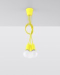 Lampa wisząca Diego 3-punktowa w kolorze żółtym, z trzema oprawami na żarówki, zawieszona na długich kablach. Ujęcie frontalne, na tle jasnym. Wymiary i detale opraw w widoku z dołu.