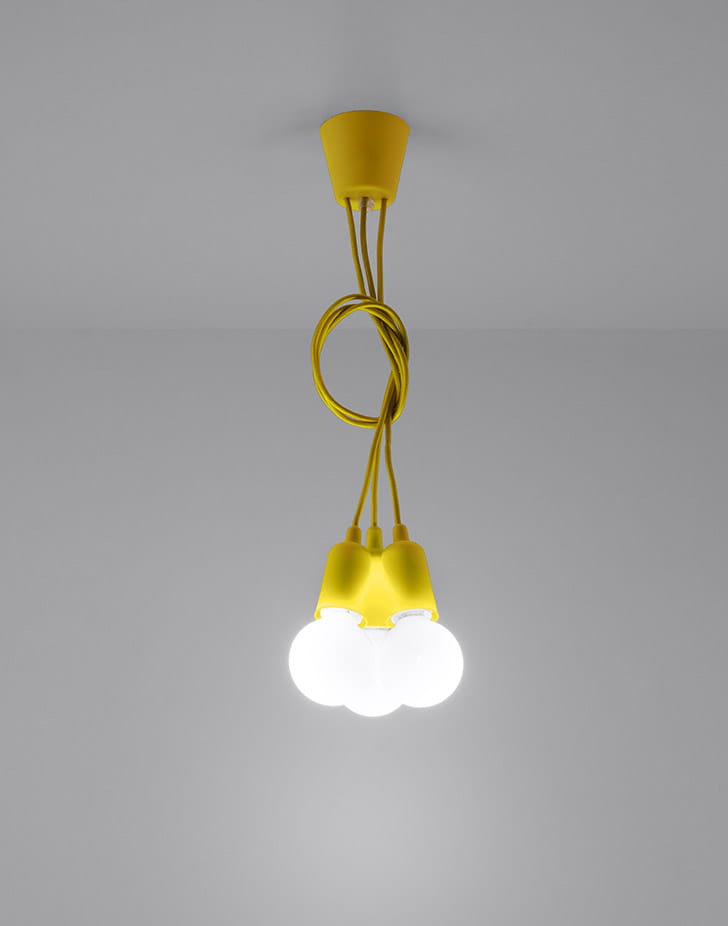 Lampa wisząca Diego, 3-punktowa, w kolorze żółtym. Posiada trzy oprawy na żarówki, zawieszone na kolorowych przewodach, przymocowana do sufitu za pomocą żółtej podstawy. Tło jasne, minimalistyczne.