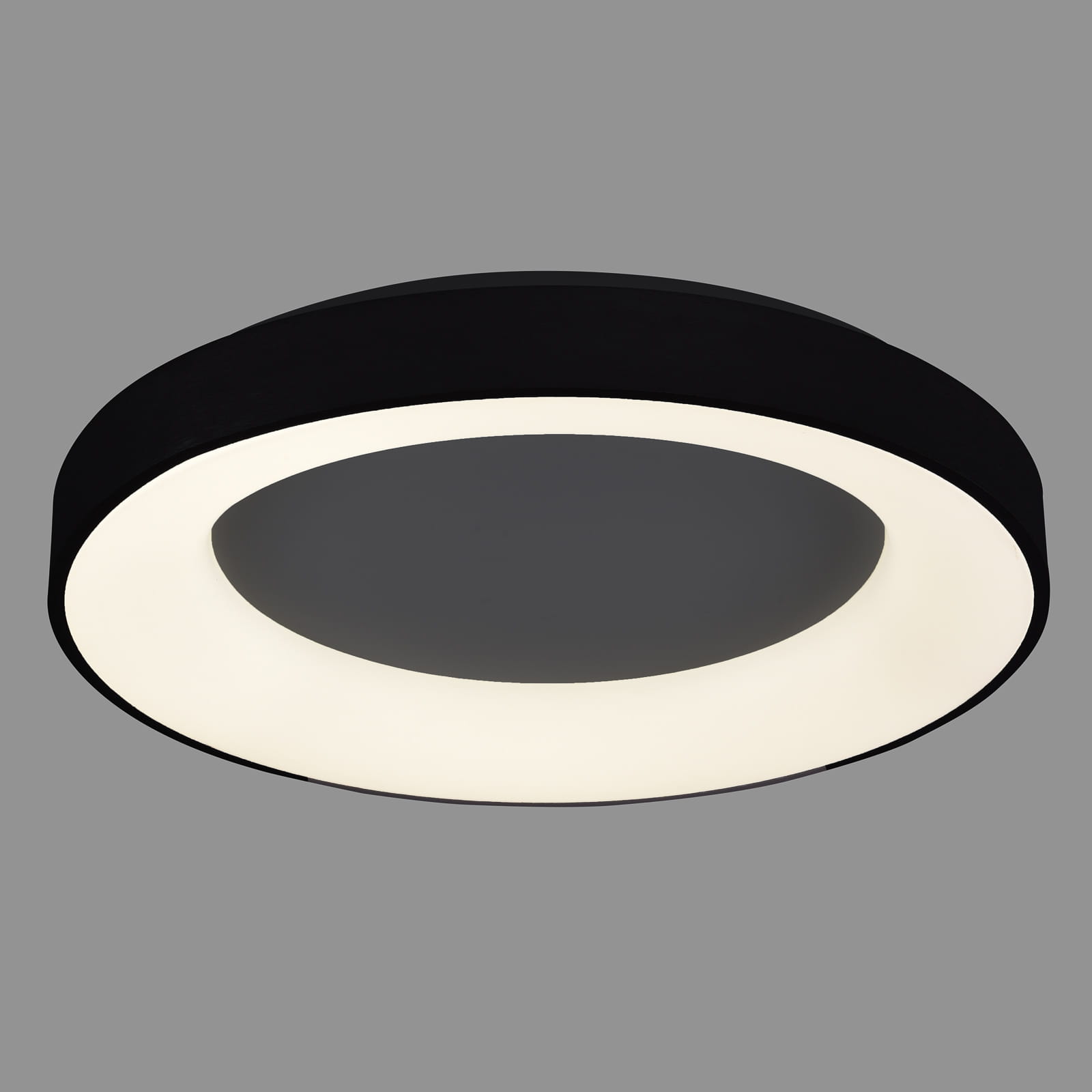 Plafon LED Giulia D48 w kolorze czarnym, okrągły, z wbudowanym źródłem światła. Wykończenie matowe, z delikatnym pierścieniem z białego materiału. Zainstalowany w pozycji wiszącej, na jednolitym tle. Idealny do nowoczesnych wnętrz.