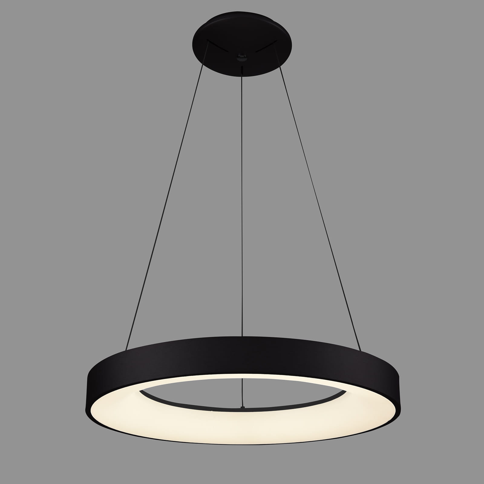 Lampa wisząca Giulia D48 LED w kształcie okręgu, z czarnym metalowym wykończeniem i białym, matowym kloszem. Zawieszona na cienkich linkach, prezentuje minimalistyczny design. Idealna do nowoczesnych wnętrz.