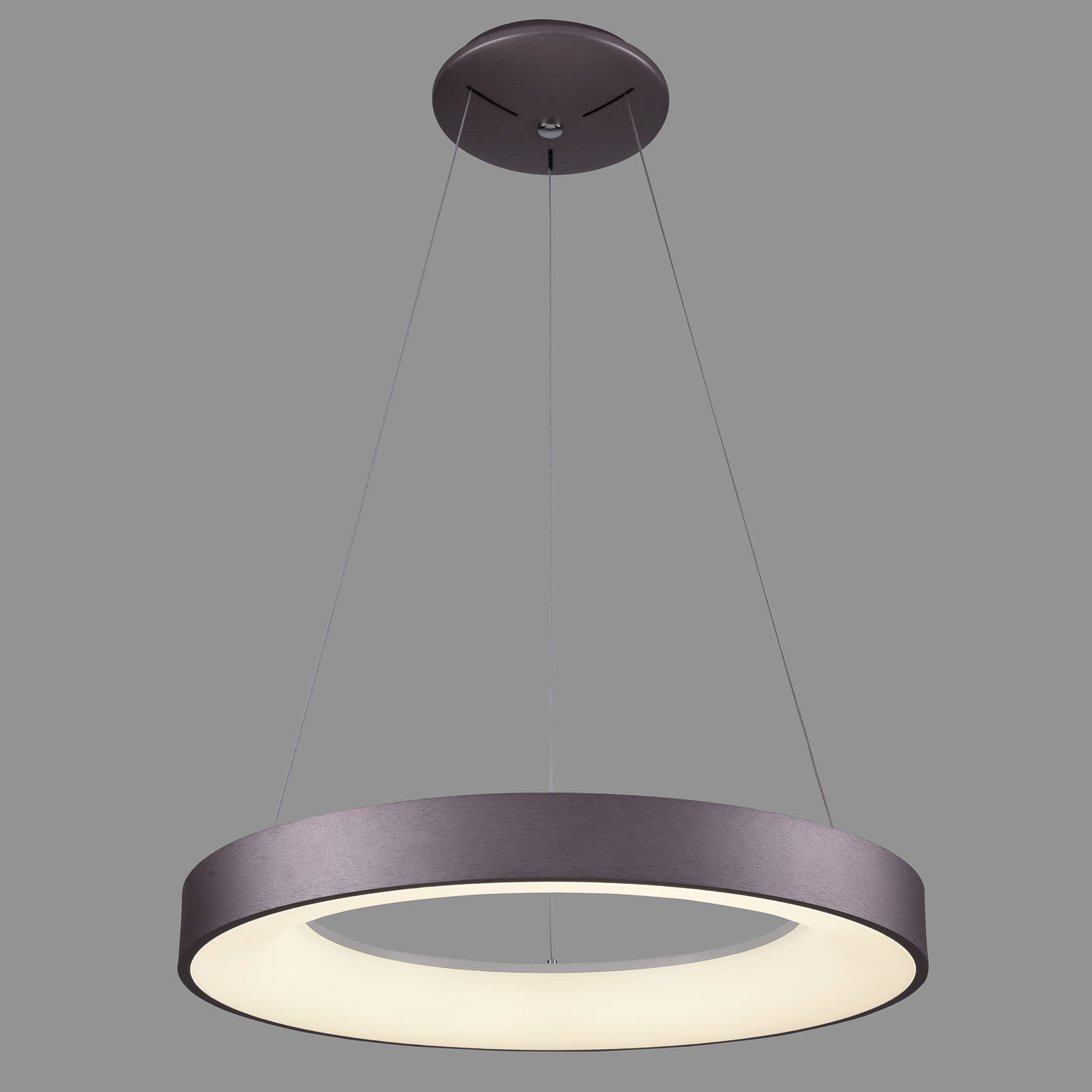 Brązowa lampa wisząca Giulia D48 LED o okrągłym kształcie, z matowym wykończeniem, zawieszona na cienkich linkach. Emituje miękkie, białe światło z wewnętrznego pierścienia, montowana sufitowo, na szarym tle.