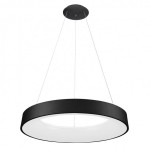 Czarna lampa wisząca Giulia D80 LED z okrągłym kloszem, zawieszona na cienkich linkach. Posiada matowe wykończenie i białe wnętrze, co zapewnia równomierne rozproszenie światła. Zawieszona centralnie, idealna do nowoczesnych wnętrz.