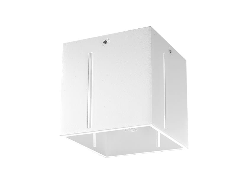 Lampa sufitowa 1-punktowa w kolorze białym, o prostokątnym kształcie. Wykończenie matowe, z widocznymi liniami na bokach. Zamontowana pod sufitem, stworzona do oświetlenia wnętrz. Brak dodatkowych dekoracji.