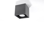 Lampa sufitowa 1-punktowa w kolorze antracytowym, w kształcie sześcianu. Ujęcie z dołu, ukazujące białą oprawę świetlną wewnątrz. Prosty, nowoczesny design, montowana na suficie.