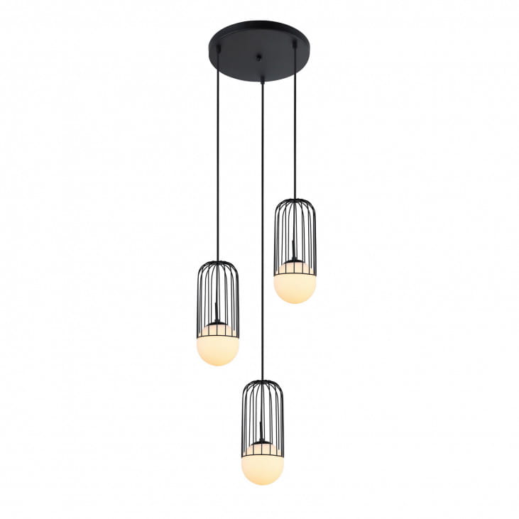 Czarna lampa wisząca Matty 3-punktowa MDM-3939-3 BK z trzema kloszami w formie osłon z siatki, zawieszona na długich linkach. Klosze mają jasne, okrągłe wnętrza, a całość montowana jest na okrągłej podstawie sufitowej.