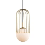 Lampa wisząca Matty D20 w złotej osłonie z metalowych prętów, z białym, kulistym kloszem. Zawieszona na czarnym przewodzie. Ujęcie frontalne, prezentujące elegancki design i nowoczesny styl.