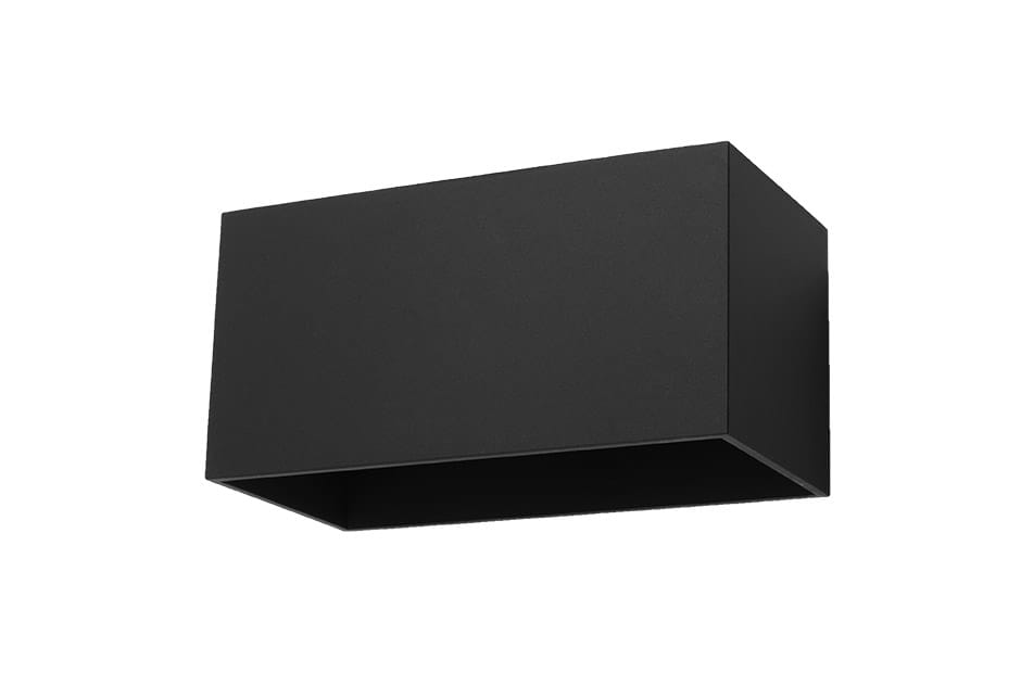 Kinkiet 2-punktowy Quad Maxi w kolorze czarnym, o prostokątnym, minimalistycznym kształcie. Produkt montowany na ścianie, z matową powierzchnią. Widoczny jest otwór na żarówki w dolnej części lampy, co umożliwia skierowanie światła w dół.
