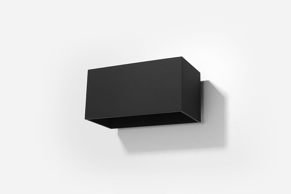Kinkiet Quad Maxi 2-punktowy w kolorze czarnym, prostokątny, zamontowany na ścianie. Wykonany z matowego materiału, prezentuje minimalistyczny design. Z otwartą dolną częścią, rzuca ciepłe światło w dół.