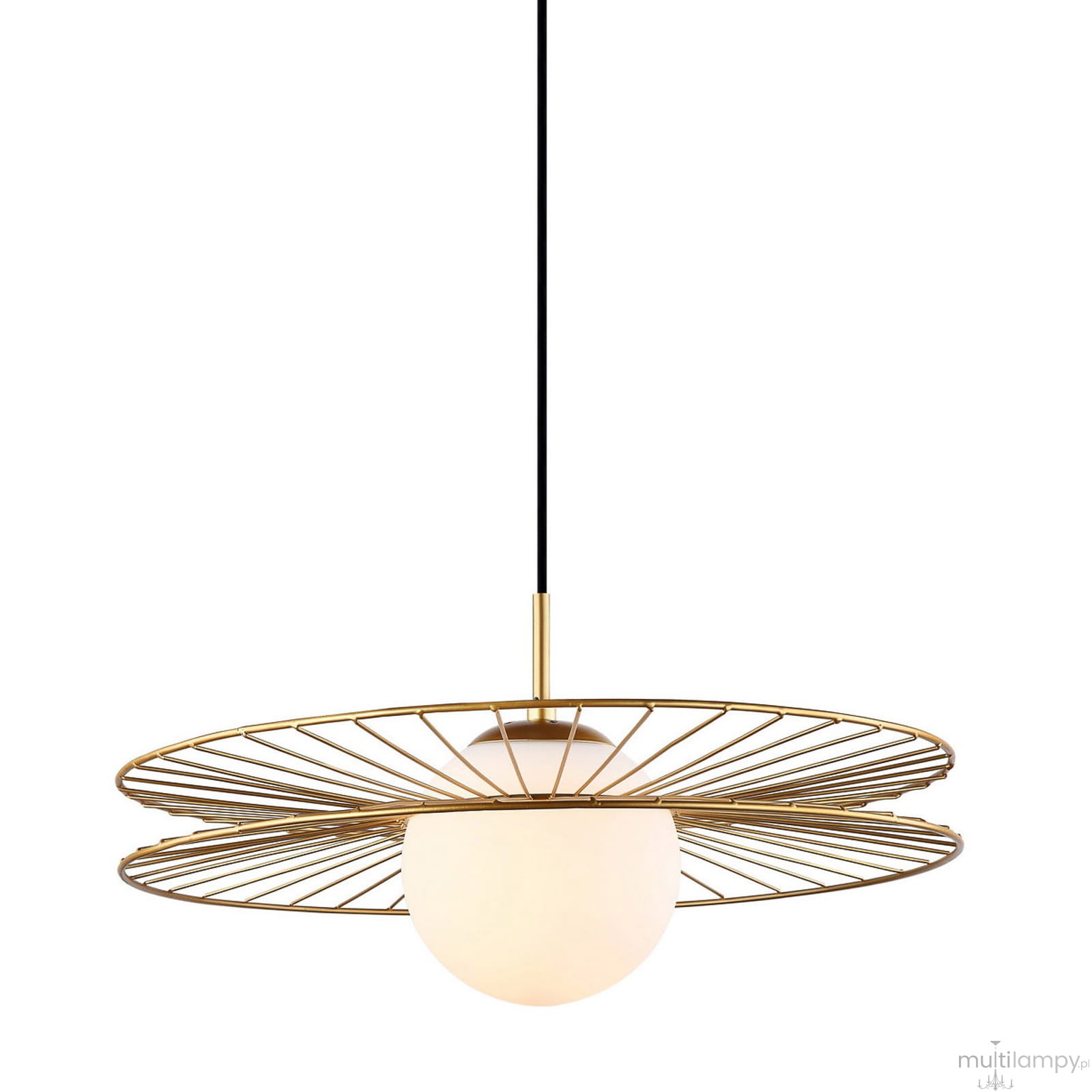 Lampa wisząca Sandy 1-punktowa, złota, z metalowym stelażem w formie okręgu i opalowym kloszem w kształcie kuli. Ujęcie z boku, wisząca na czarnym przewodzie. Idealna do nowoczesnych wnętrz.