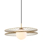 Lampa wisząca Sandy 1-punktowa, złota, z metalowym stelażem w formie okręgu i opalowym kloszem w kształcie kuli. Ujęcie z boku, wisząca na czarnym przewodzie. Idealna do nowoczesnych wnętrz.