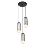 Czarna lampa wisząca Simon z trzema punktami świetlnymi, każda w metalowej klatce, z okrągłymi, mlecznymi kloszami. Produkt zawieszony na długich linkach, montowany na okrągłej podstawie sufitowej. Tło białe, minimalistyczne.