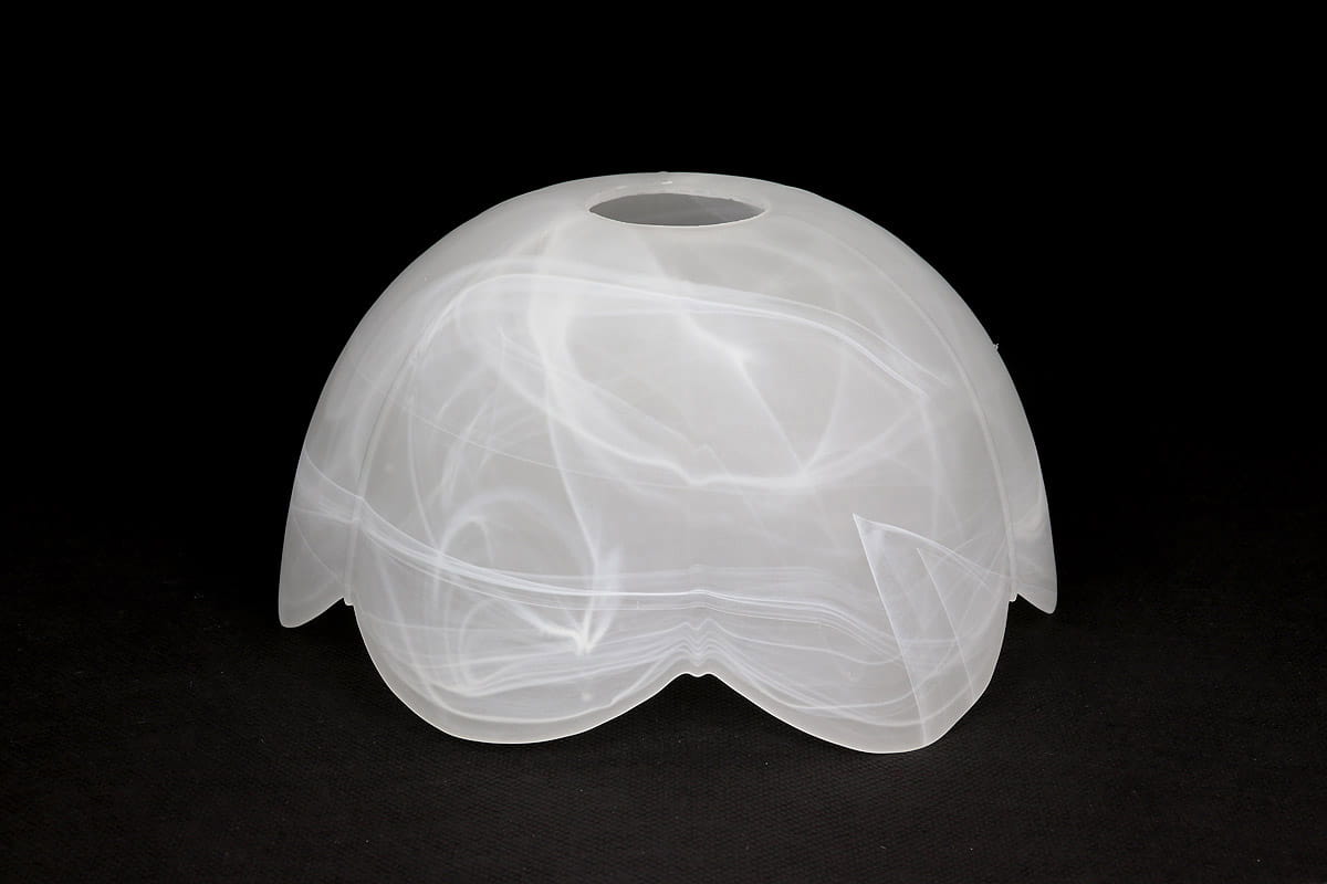 Klosz szklany Fuks D185/11 w kolorze alabastrowym, o zaokrąglonym kształcie, z gładką, lekko teksturowaną powierzchnią. Ujęcie z boku, ukazujące otwór na górze do zamontowania źródła światła. Tło czarne, co podkreśla przezroczystość szkła.