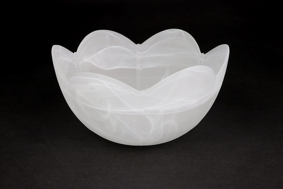 Klosz szklany Fuks D185/11 alabaster w kształcie otwartej, kwiatowej miski. Wykonany z matowego, alabastrowego szkła, o delikatnej fakturze. Ujęcie z boku, eksponujące zaokrąglone krawędzie i gładką powierzchnię. Tło czarne, podkreślające produkt.