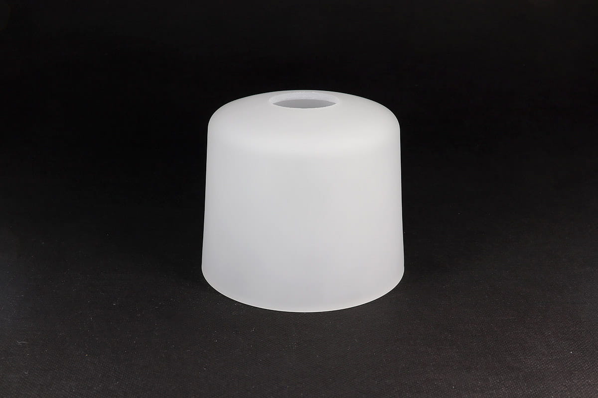 Klosz szklany Saturn w formie walca o średnicy 130 mm, w kolorze białym, matowym. Produkt ustawiony pionowo, z otworem u góry, na jednolitym, ciemnym tle, bez dodatkowych elementów dekoracyjnych.