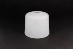 Klosz szklany Saturn w formie walca o średnicy 130 mm, w kolorze białym, matowym. Produkt ustawiony pionowo, z otworem u góry, na jednolitym, ciemnym tle, bez dodatkowych elementów dekoracyjnych.