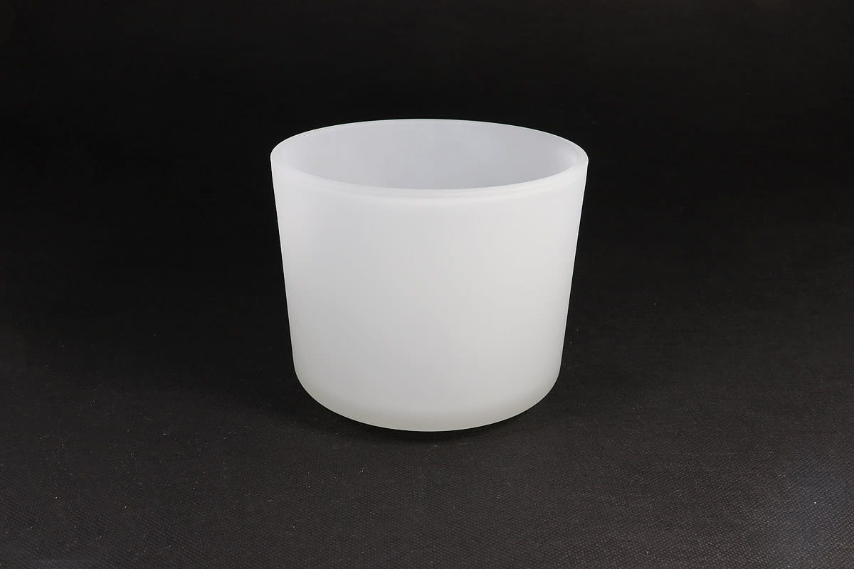 Klosz szklany Saturn w kształcie walca, średnica 130 mm, wykonany z białego, matowego szkła. Produkt stoi na płaskiej powierzchni, z wyraźnym, okrągłym otworem u góry. Tło ciemne, jednolite.