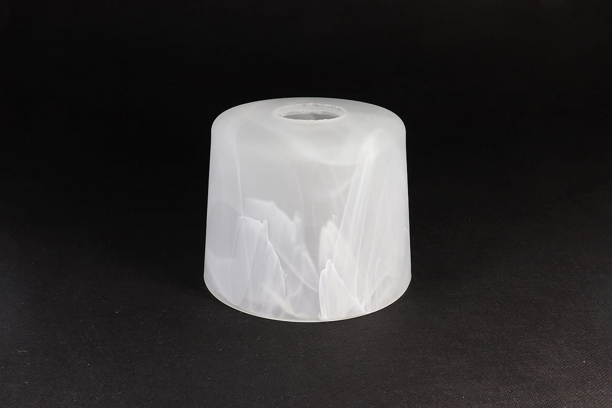 Klosz szklany Uran w kształcie walca o średnicy 130 mm, wykonany z alabastrowego szkła. Przezroczysta struktura z delikatnymi, białymi żyłkami. Ujęcie z boku, stojący na czarnym tle. Otwór u góry do montażu.