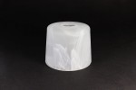 Klosz szklany Uran w kształcie walca o średnicy 130 mm, wykonany z alabastrowego szkła. Przezroczysta struktura z delikatnymi, białymi żyłkami. Ujęcie z boku, stojący na czarnym tle. Otwór u góry do montażu.