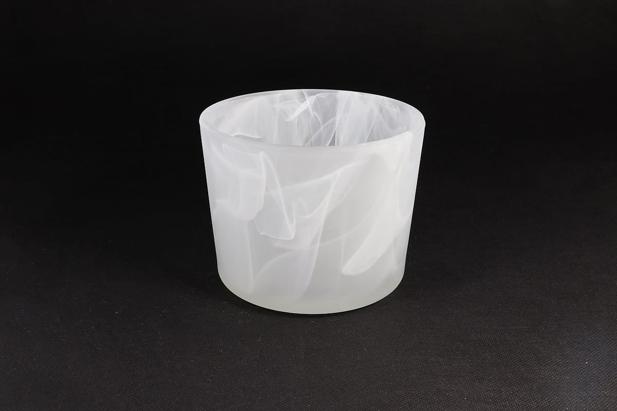 Klosz szklany Uran w kształcie walca o średnicy 130 mm, wykonany z alabastrowego, matowego szkła z delikatnym, marmurkowym wzorem. Ujęcie z boku, eksponujące górną krawędź i subtelną teksturę materiału. Tło ciemne.