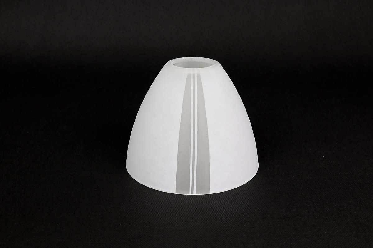 Klosz szklany Aura w kształcie stożka, w kolorze białym z dwoma szarymi paskami. Ujęcie frontalne, produkt stoi na czarnym tle. Wysoka jakość szkła, gładka powierzchnia. Idealny do lampy lub jako dekoracja.