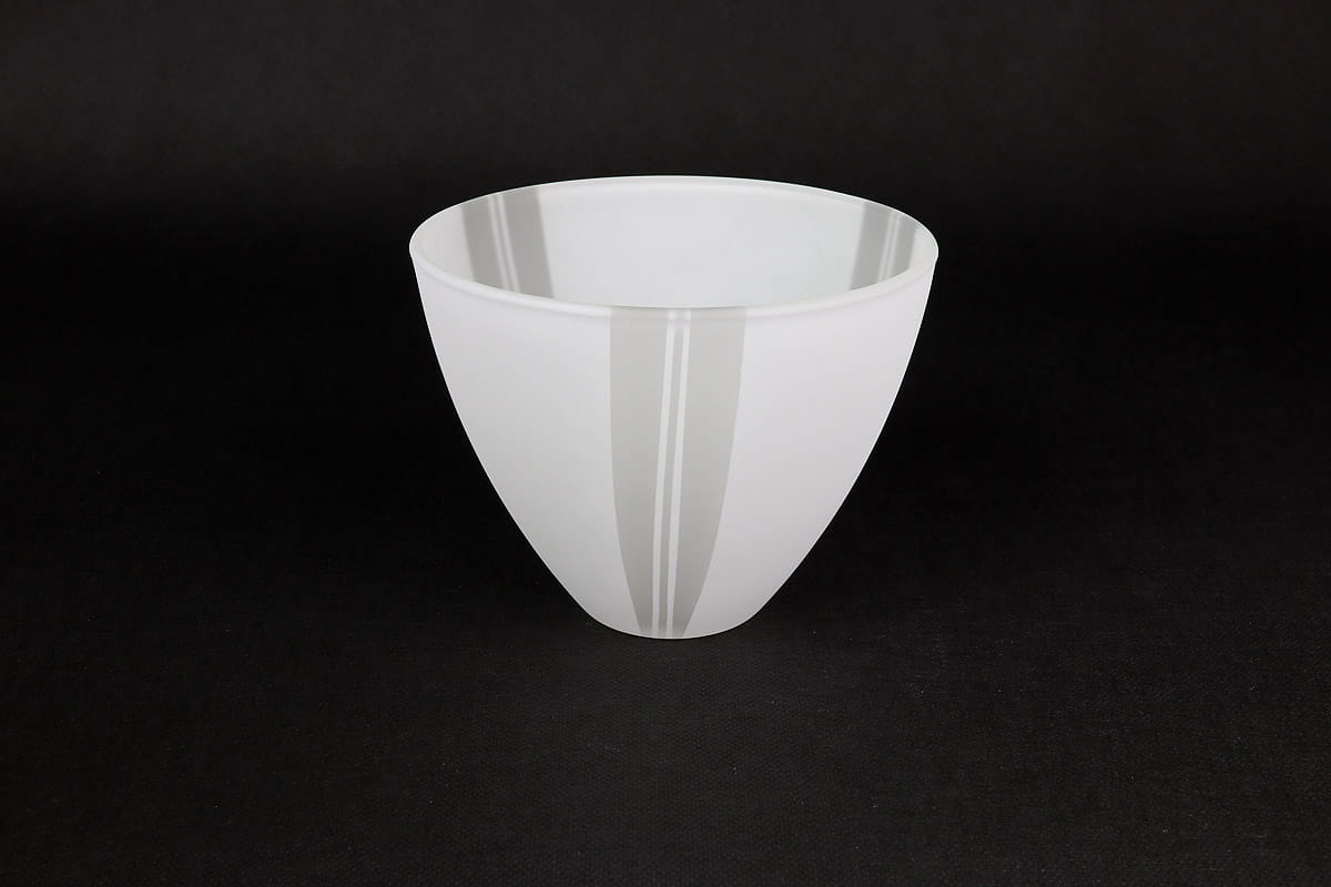 Klosz szklany Aura w kształcie odwróconego stożka, biały z delikatnym paskiem w odcieniu szarości. Ujęcie z boku, stojący na ciemnym tle, z gładką, matową fakturą, bez widocznych napisów czy logo.