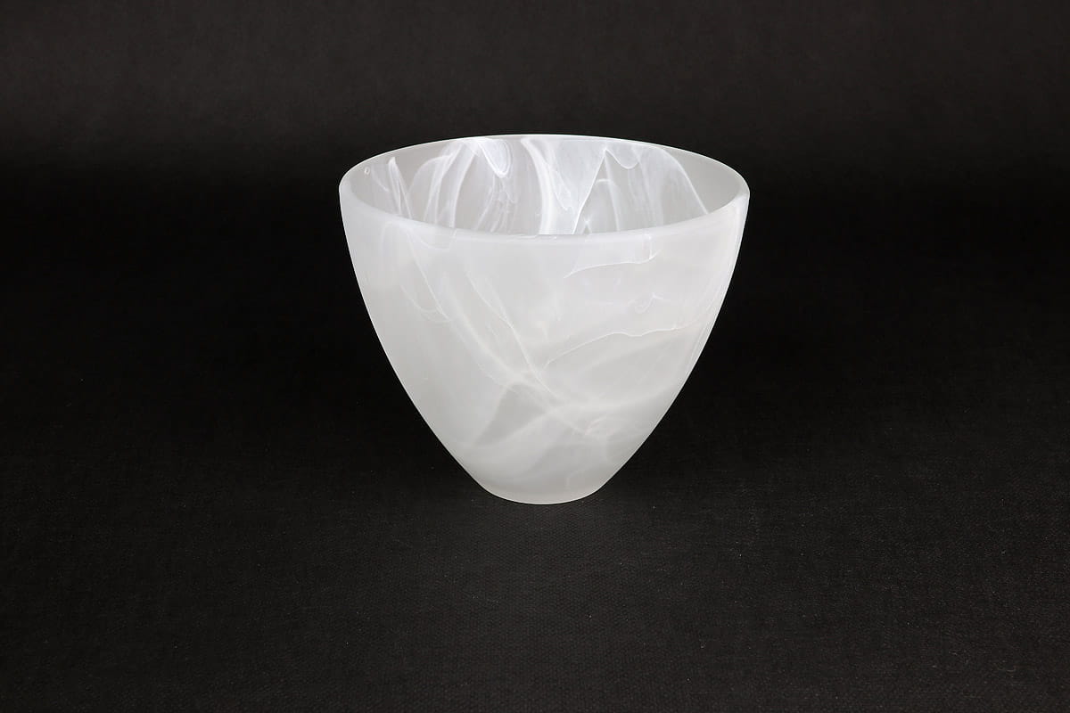 Klosz szklany Gaja w kolorze alabastrowym, o kształcie stożkowatym, z przezroczystą, lekko teksturowaną powierzchnią. Ujęcie frontalne, prezentujące górną krawędź i wnętrze. Idealny do stosowania jako dekoracja lub element oświetlenia.