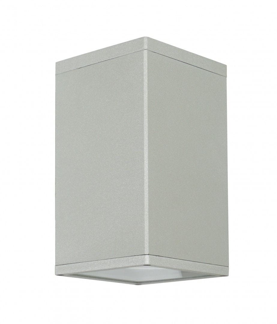 Lampa sufitowa elewacyjna Adela, 1-punktowa, w kolorze aluminium, o prostokątnej formie. Ujęcie z przodu, pokazujące matową powierzchnię i kształt. Widoczny otwór na żarówkę na dole. Idealna do zastosowania na zewnątrz lub wewnątrz.