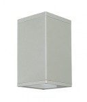 Lampa sufitowa elewacyjna Adela, 1-punktowa, w kolorze aluminium, o prostokątnej formie. Ujęcie z przodu, pokazujące matową powierzchnię i kształt. Widoczny otwór na żarówkę na dole. Idealna do zastosowania na zewnątrz lub wewnątrz.