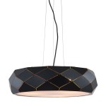 Lampa wisząca Reus 3-punktowa w kolorze czarnym, o geometrycznym kształcie z ozdobnymi, pomarańczowymi akcentami. Ujęcie z boku, zawieszona na cienkich linkach. Światło emitowane z okrągłej, białej podstawy. Idealna do nowoczesnych wnętrz.