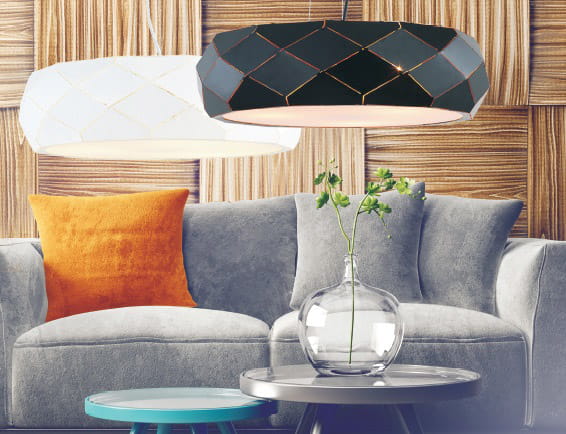 Lampa wisząca 3-punktowa Reus LP-8069/1P w kolorze czarnym, o geometrycznym kształcie z dekoracyjnym wzorem. Zawieszona nad szaro-niebieską sofą, w aranżacji z białą lampą i ozdobami na stole. Tło z drewnianych paneli.