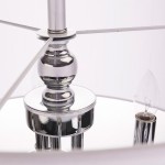 Lampa wisząca Abu Dhabi 5-punktowa w kolorze chromu. Widoczne chromowane elementy, kula centralna i pięć żarówek w kształcie łzy. Ujęcie z bliska, ukazujące detale wykończenia i refleksy światła na powierzchni.