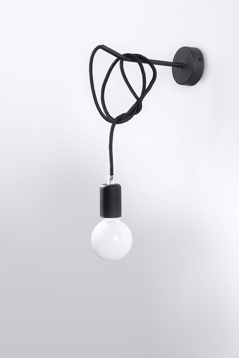 Edison kinkiet 1-punktowy SL.0373 w kolorze czarnym, z okrągłym mocowaniem na ścianie i zwisającym kablem. Produkt prezentuje białą żarówkę w okrągłej oprawie. Kąt ujęcia frontalny, na jednolitym tle.
