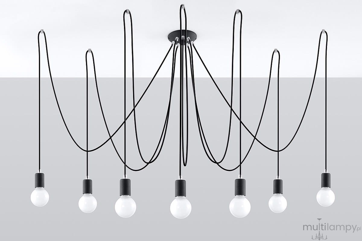 Lampa wisząca Edison 7-punktowa, z czarnymi kablami, zawieszona na okrągłej, czarnej podstawie. Siedem żarówek umieszczonych w czarnych oprawach, zwisających w różnych wysokościach. Tło w odcieniach szarości, podkreślające nowoczesny design.
