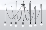 Lampa wisząca Edison 7-punktowa, z czarnymi kablami, zawieszona na okrągłej, czarnej podstawie. Siedem żarówek umieszczonych w czarnych oprawach, zwisających w różnych wysokościach. Tło w odcieniach szarości, podkreślające nowoczesny design.