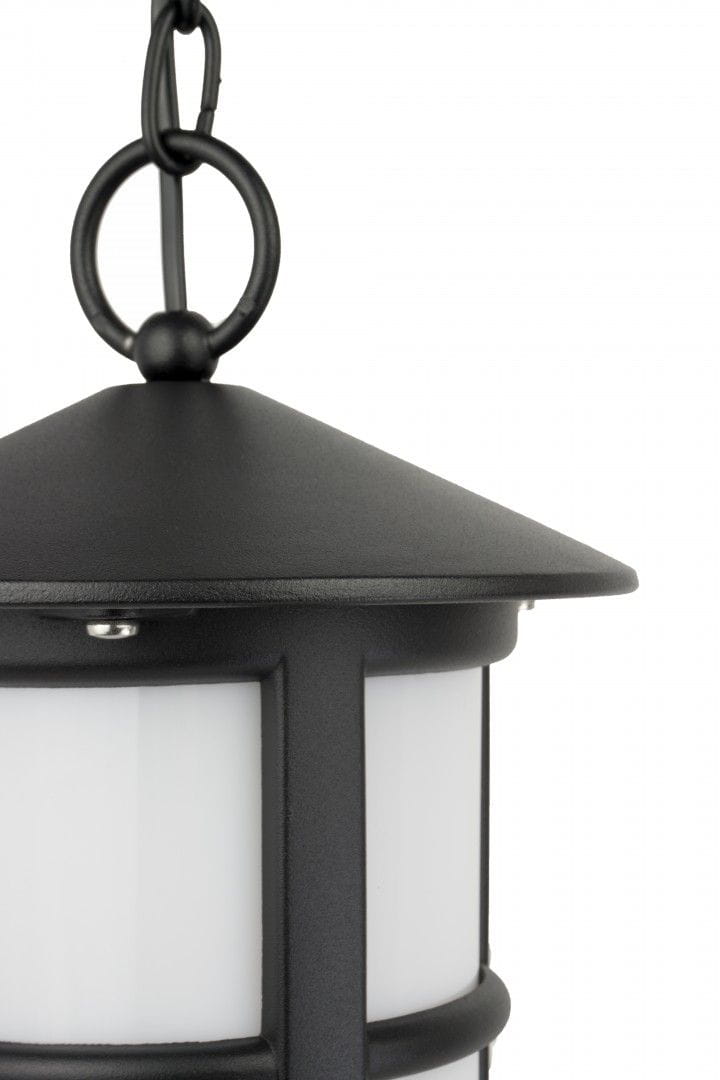 Czarna lampa wisząca ogrodowa Cordoba II, 1-punktowa, z metalowym kloszem i białym szkłem. Ujęcie w zbliżeniu na górną część lampy z niesymetrycznym daszkiem i okrągłym mocowaniem, zawieszona na łańcuchu.