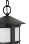 Czarna lampa wisząca ogrodowa Cordoba II, 1-punktowa, z metalowym kloszem i białym szkłem. Ujęcie w zbliżeniu na górną część lampy z niesymetrycznym daszkiem i okrągłym mocowaniem, zawieszona na łańcuchu.