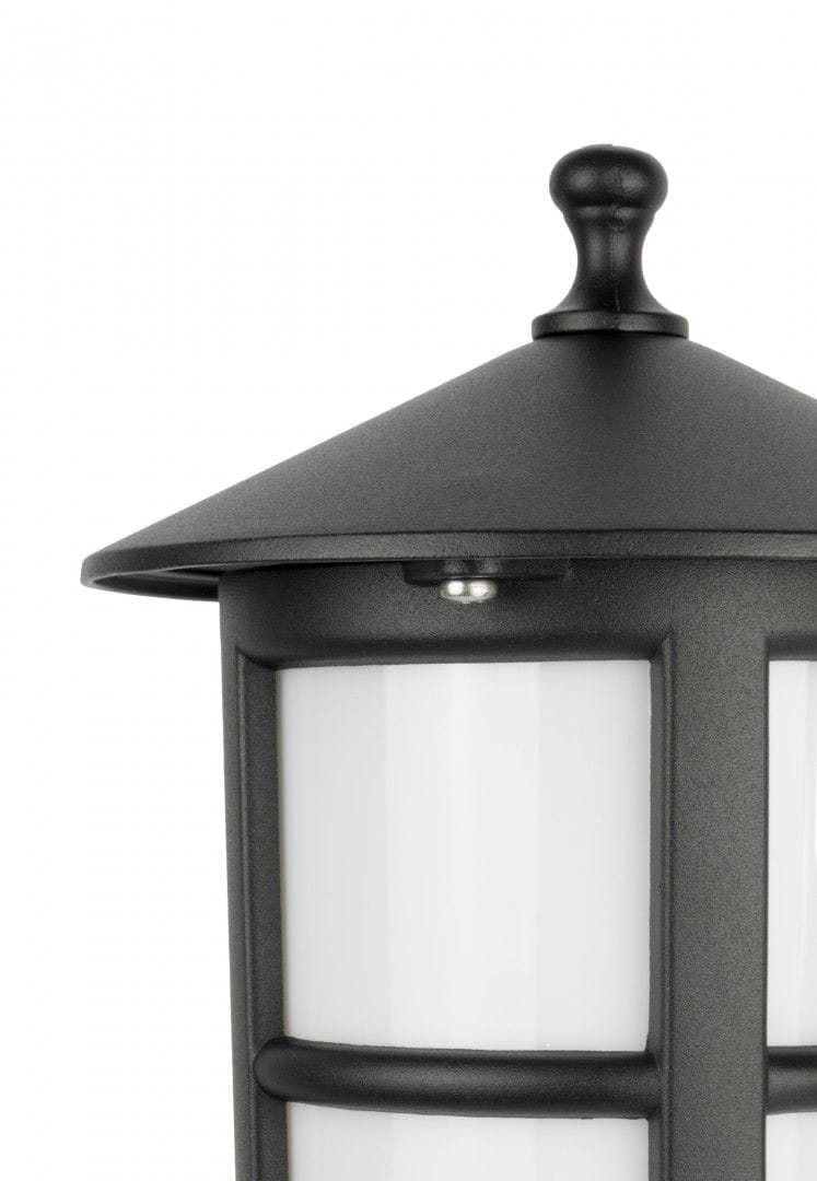 Lampa stojąca ogrodowa Cordoba H101 II, czarna, z metalowym kloszem i białymi, matowymi panelami. Ujęcie z góry, ukazujące stożkowy dach i ozdobny element na szczycie. Klosz z prostymi, poziomymi przegrodami.