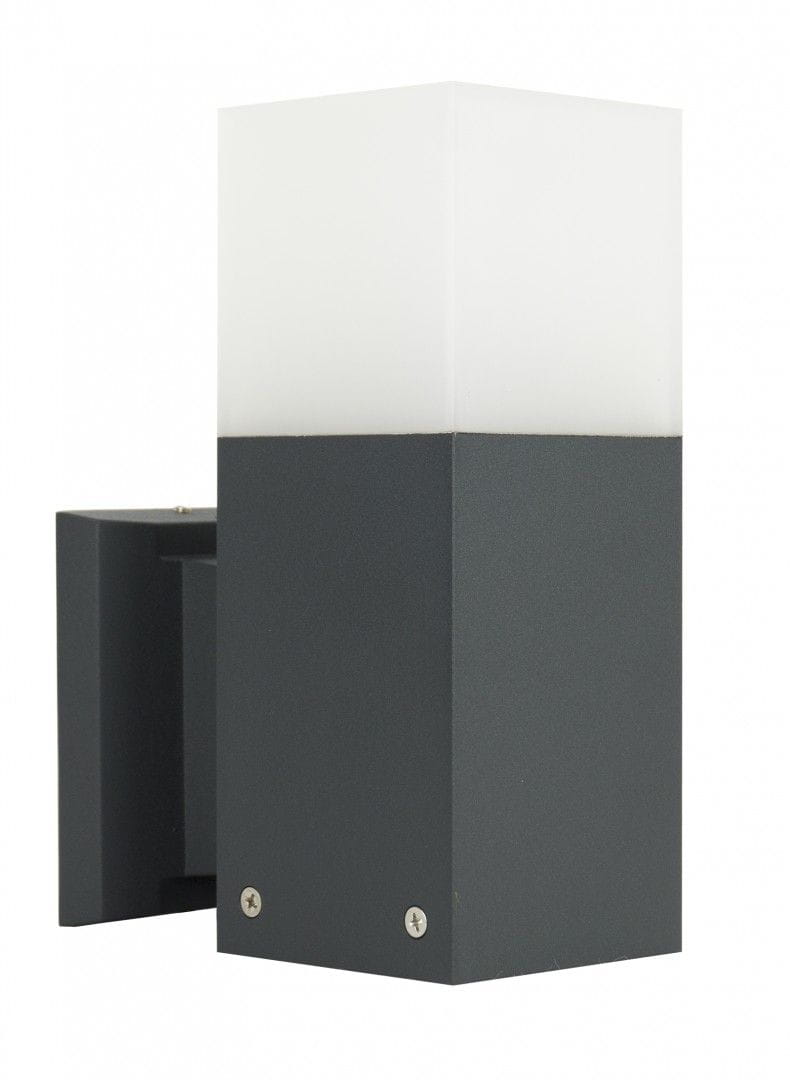 Kinkiet elewacyjny Cube w ciemnoszarym kolorze, o prostokątnym kształcie z białym kloszem u góry. Zamontowany na ścianie, z widocznymi metalowymi śrubami. Oświetlenie jednopunktowe, idealne do użycia na zewnątrz budynku.