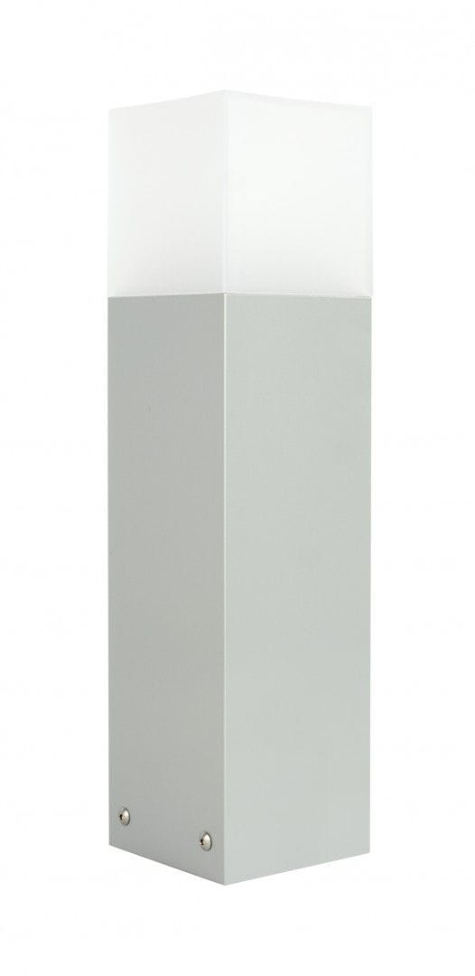 Lampa stojąca ogrodowa Cube Max, wykonana z aluminium, o prostokątnym kształcie, w kolorze szarym. Górna część z mlecznego tworzywa sztucznego. Widoczna podstawa z metalowymi śrubami, ustawiona pionowo, idealna do oświetlenia przestrzeni zewnętrznych.