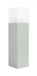 Lampa stojąca ogrodowa Cube Max, wykonana z aluminium, o prostokątnym kształcie, w kolorze szarym. Górna część z mlecznego tworzywa sztucznego. Widoczna podstawa z metalowymi śrubami, ustawiona pionowo, idealna do oświetlenia przestrzeni zewnętrznych.