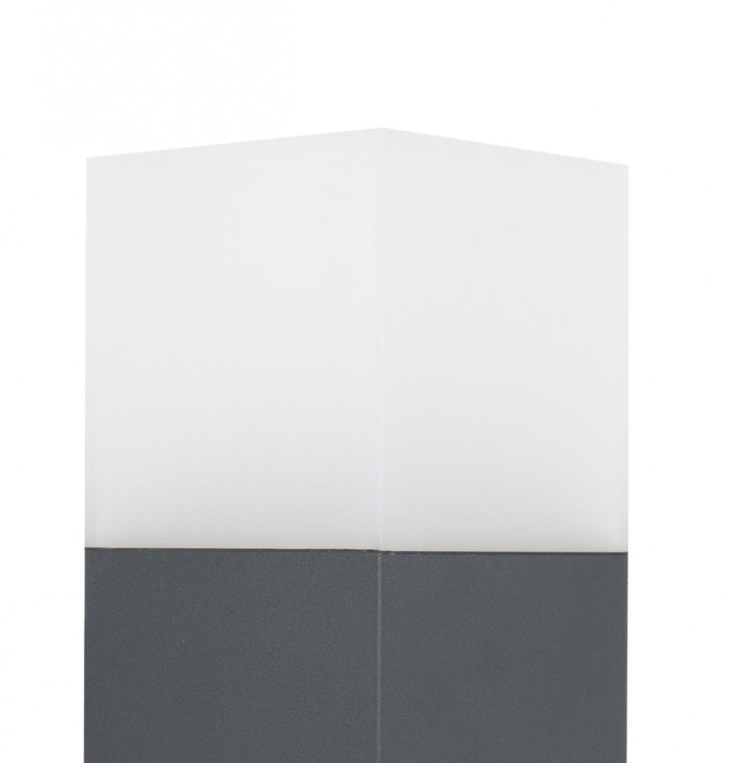 Lampa stojąca ogrodowa Cube Max 1-punktowa, z ciemnoszarym korpusem i białym, matowym kloszem. Ujęcie frontalne, z wyraźnym podziałem na dwa kolory. Idealna do oświetlenia przestrzeni zewnętrznych.
