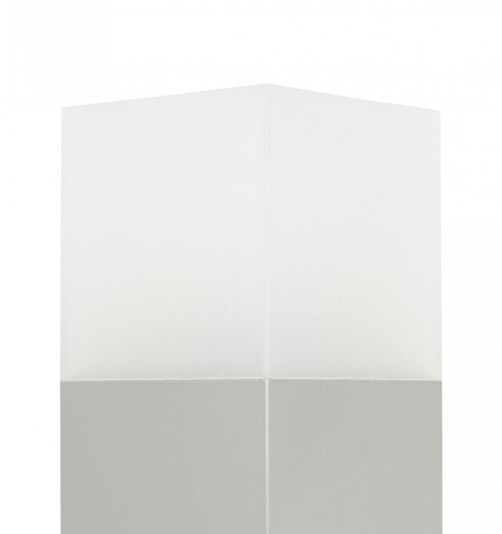 Lampa stojąca ogrodowa Cube Max 1-punktowa, wykonana z aluminium, w kształcie prostopadłościanu. Górna część jest matowa i biała, dolna część w kolorze szarym. Ujęcie frontalne, ukazuje tylko górną część lampy.