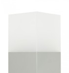 Lampa stojąca ogrodowa Cube Max 1-punktowa, wykonana z aluminium, w kształcie prostopadłościanu. Górna część jest matowa i biała, dolna część w kolorze szarym. Ujęcie frontalne, ukazuje tylko górną część lampy.