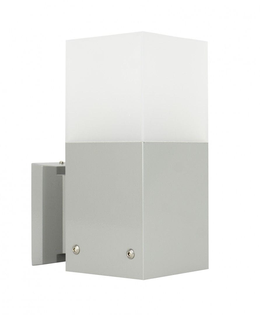 Kinkiet elewacyjny Cube Max w kolorze szarym, wykonany z aluminium. Posiada prostokątną, matową obudowę z białym kloszem u góry. Zainstalowany w pozycji pionowej, zamontowany na ścianie. Widoczne dwa mocowania na boku lampy.