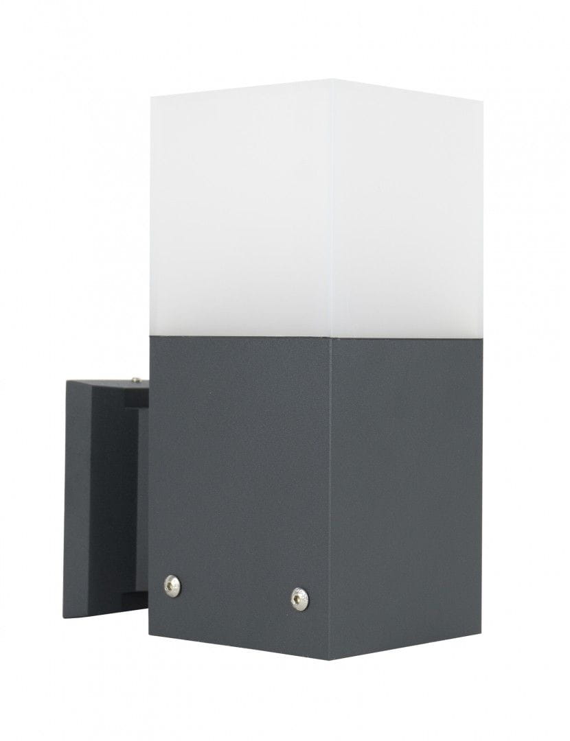 Kinkiet elewacyjny Cube Max 1-punktowy w ciemnym popiele. Prosta, prostokątna obudowa z matowego metalu, z białym kloszem u góry. Zainstalowany na ścianie, widoczny z boku, z metalowymi śrubami mocującymi.
