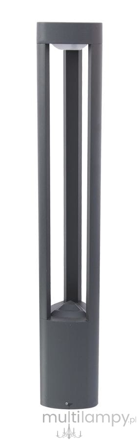 Lampa stojąca ogrodowa 1-punktowa GL11205 w kolorze szarym, o prostej, cylindrycznej formie z otwartymi szczelinami. Ujęcie frontalne, ukazuje całą wysokość lampy, która jest przeznaczona do oświetlenia przestrzeni zewnętrznych.