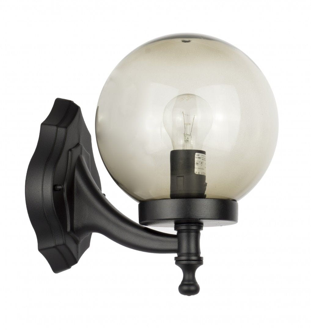Kinkiet elewacyjny Kule Classic 200 w kolorze czarnym. Posiada okrągłą, przezroczystą klosz z żarówką wewnątrz. Montowany na ścianie, z ozdobnym uchwytem. Ujęcie z boku, ukazujące detal mocowania i kształt lampy.