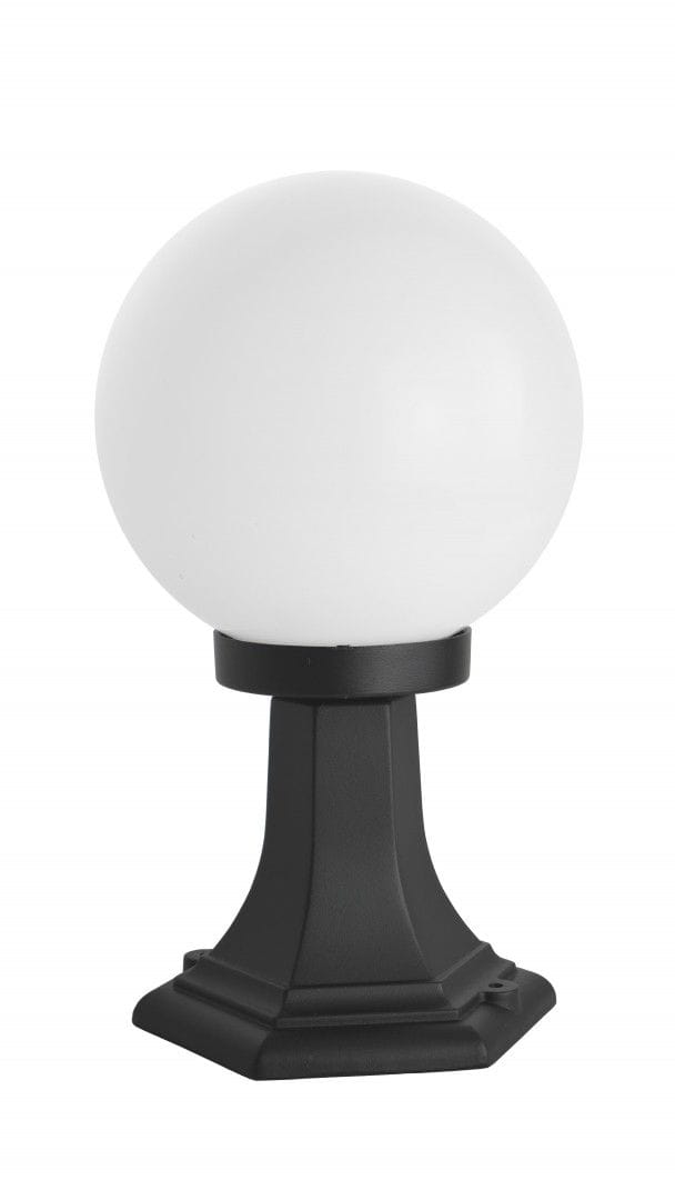 Czarna lampa stojąca ogrodowa Kule Classic 200 H36 z białą, okrągłą kloszą. Produkt o prostokątnej podstawie, z widocznym detalem w formie sześciokątnej podstawy, ustawiony na białym tle. Przeznaczona do oświetlenia przestrzeni zewnętrznych.