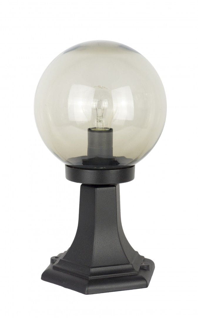 Czarna lampa stojąca ogrodowa Kule Classic 200 H36 z przezroczystą kulą, z zamontowanym źródłem światła. Ujęcie frontalne, produkt stoi na kwadratowej podstawie. Idealna do oświetlenia przestrzeni zewnętrznych.